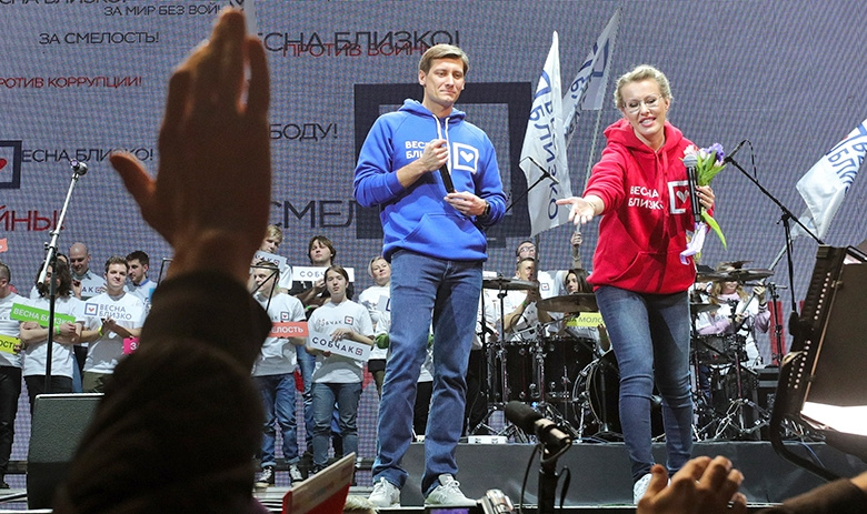 Политик Дмитрий Гудков и кандидат на пост президента РФ от партии «Гражданская инициатива» Ксения Собчак во время встречи с избирателями в клубе Adrenalin Stadium в преддверии выборов президента РФ