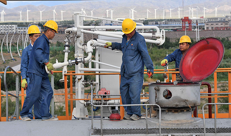 Работники на железнодорожном танкере сжиженного газа