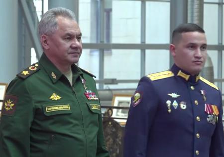 Шойгу вручил медали «Золотая звезда» участникам СВО
