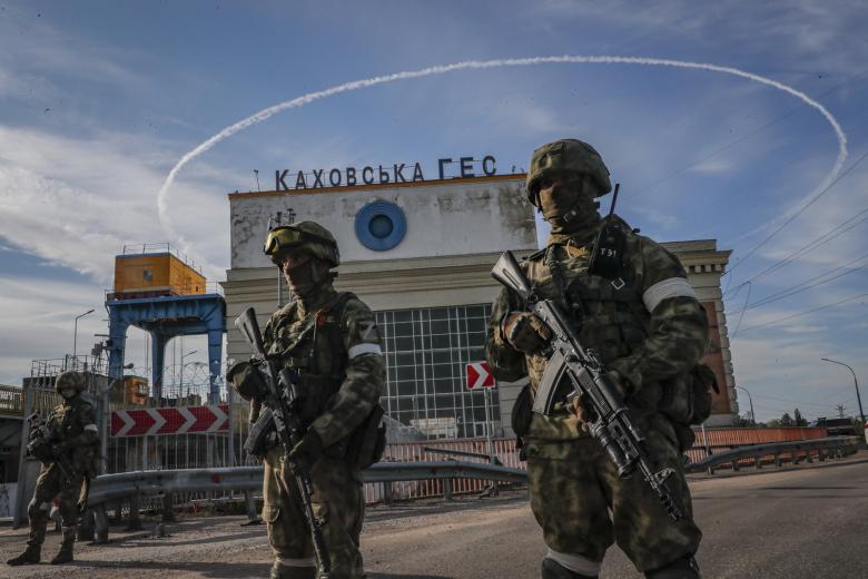 Российские военнослужащие на территории Каховской ГЭС