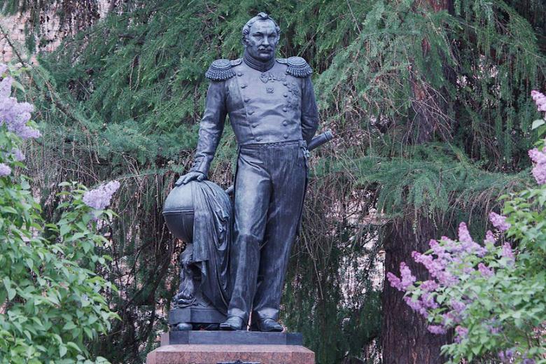 Памятник Ф. Ф. Беллинсгаузену
