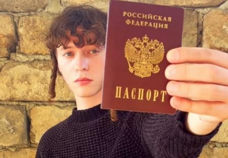 Юрист раскрыл, что грозит Шарлоту за сжигание российского паспорта