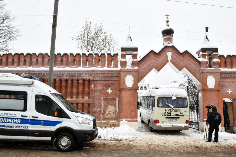 Московская область. Серпухов. Автомобиль полиции у Серпуховского Введенского Владычного женского монастыря, где на территории православной классической гимназии во имя прп. Варлаама Серпуховского произошёл подрыв самодельного взрывного устройства