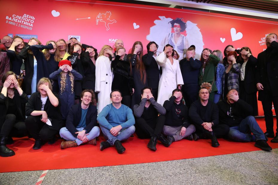 Актёры и члены съёмочной группы на премьере фильма режиссёра Александра Баршака «День слепого Валентина» в киноцентре «Октябрь» в Москве.