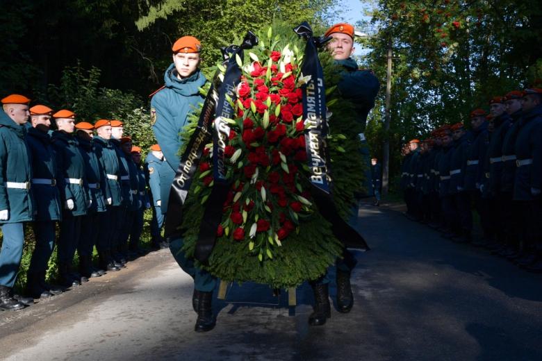 Церемония похорон главы МЧС Евгения Зиничева на Северном кладбище в Санкт-Петербурге