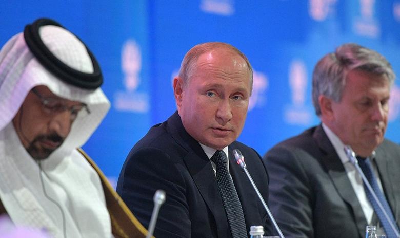 Президент РФ Владимир Путин (в центре)