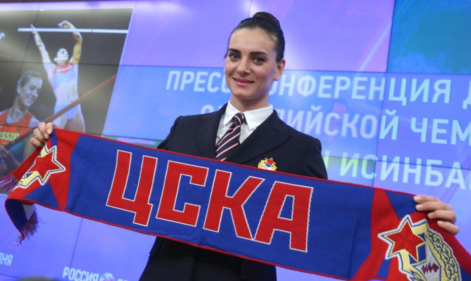 Двукратная олимпийская чемпионка Елена Исинбаева во время пресс-конференции, 2015 год