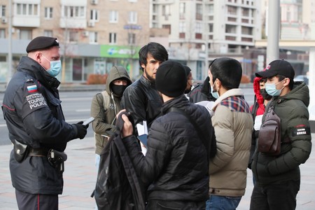 У посольства Франции в Москве начали разгонять демонстрантов