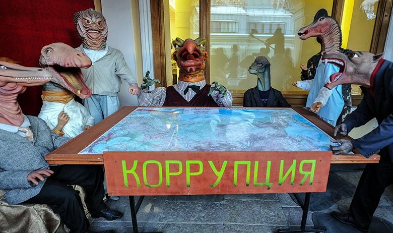 Восковая композиция "Коррупция" представлена на выставке музея восковых фигур на Перинной линии Гостиного Двора