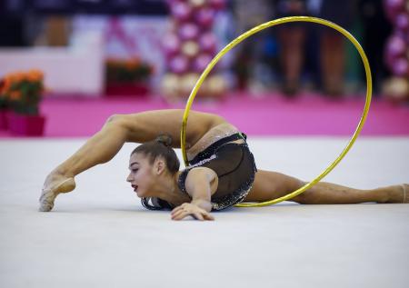 Гимнастка Солдатова продемонстрировала растяжку на подоконнике