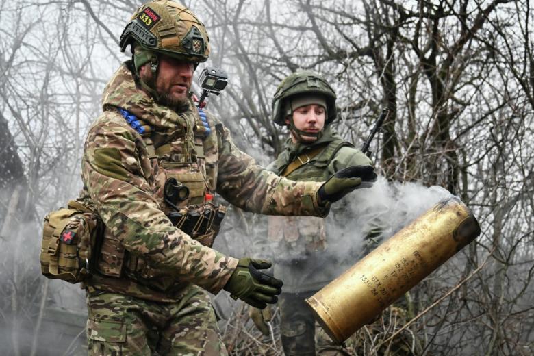 Военнослужащие группировки войск «Центр» ВС РФ стреляют высокоточными снарядами «Краснополь» из гаубицы 2А65 «Мста-Б» по позициям ВСУ