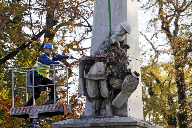 Снос памятника «Благодарности Красной армии», установленного в городском парке в 1945 году в память о красноармейцах, погибших за освобождение Польши от нацизма, в Глубчице
