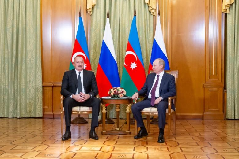Президент РФ Владимир Путин и президент Азербайджана Ильхам Алиев (слева) во время встречи
