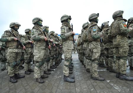 Украинские военные устроили штаб в сельской школе в Донбассе