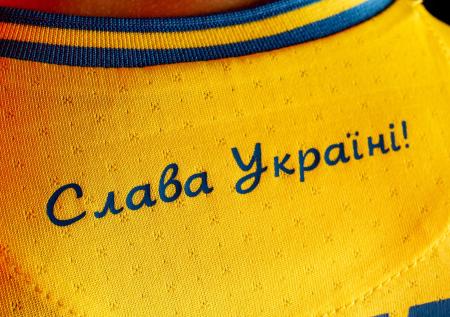 Украинские футбольные клубы нанесут на форму лозунг «Героям Слава!»