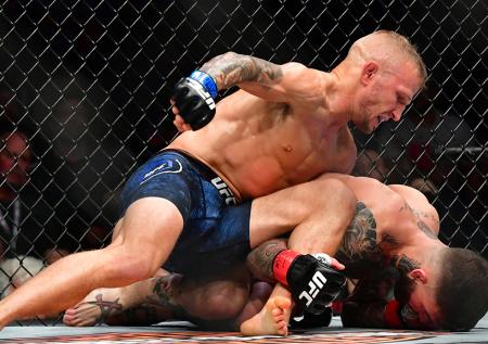 Чемпиона UFC наказали за допинг