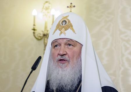 Патриарха Кирилла под руки отвели к медикам после крестного хода