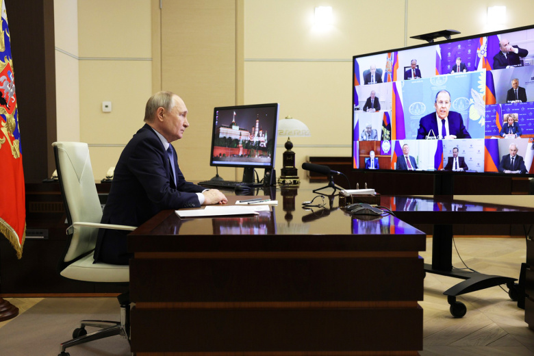 Владимир Путин на совещании с постоянными членами Совета безопасности (в режиме видеоконференции)