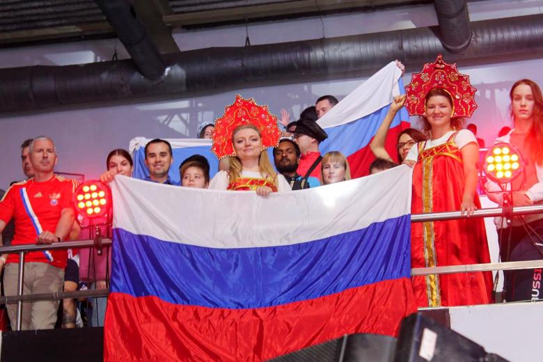 Российские болельщики во время боя Анастасии Демурчян (Россия)