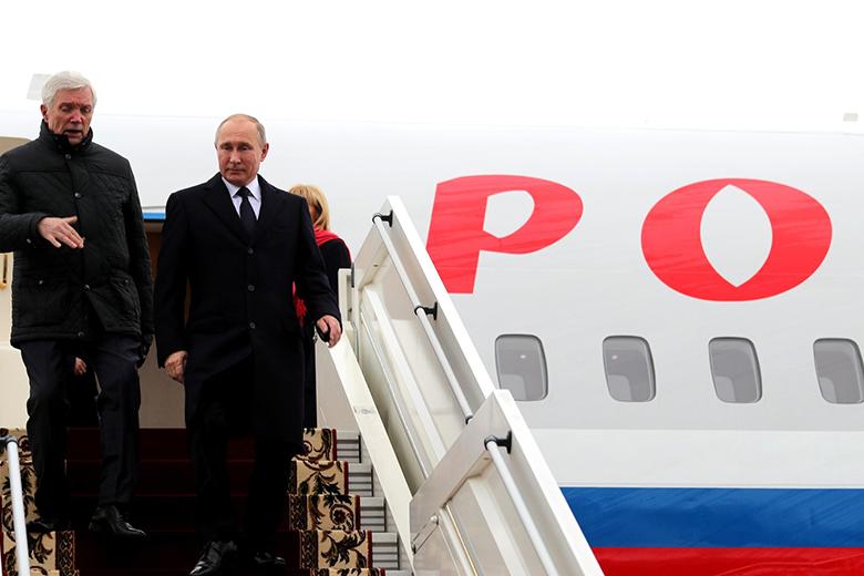 Президент РФ Владимир Путин (справа)