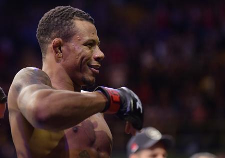 В бойца UFC кинули гранату