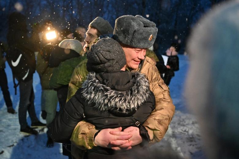 Вернувшийся из украинского плена во время встречи с родными в Луганске