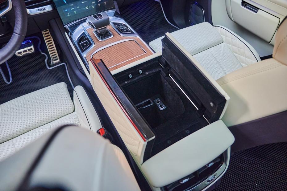 Интерьер Hongqi E-HS9