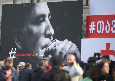 Сложный пациент: Саакашвили не хочет лечиться и питаться из-за Москвы 