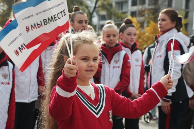 Девочка на патриотической акции «Мы Вместе» в рамках празднования Дня народного единства в регионах России в парке имени Юрия Гагарина в Симферополе