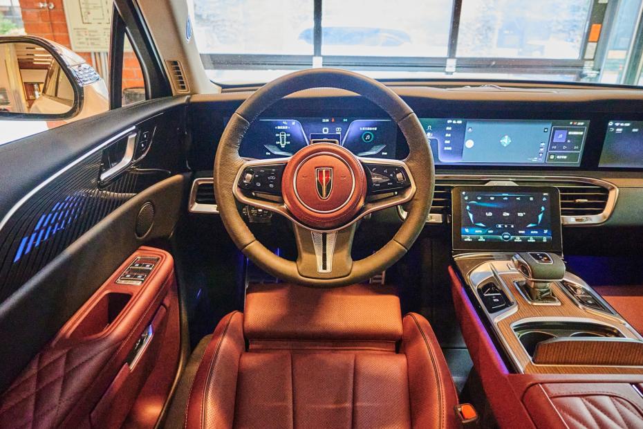 Интерьер Hongqi E-HS9