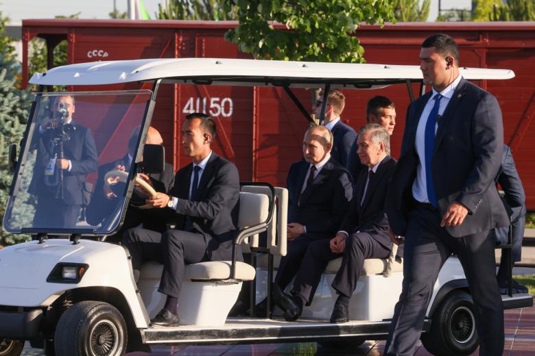Президент России Владимир Путин и президент Узбекистана Шавкат Мирзиеев (на втором плане слева направо) во время посещения мемориального комплекса «Парк Победы»