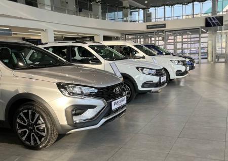 2,8 млн за российский автопром. АвтоВАЗ поднял цены: репортаж из автосалона
