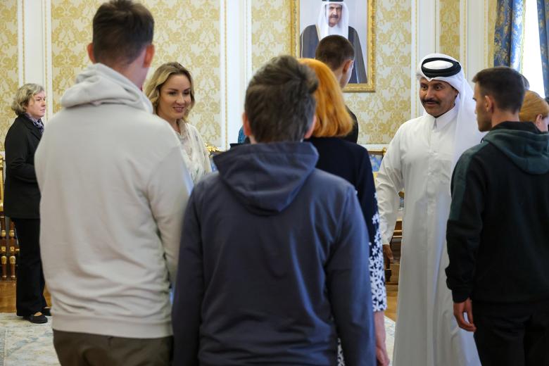 Уполномоченный при президенте РФ по правам ребенка Мария Львова-Белова и посол Катара в России Ахмед бен Насер бен Джасим Аль Тани во время гуманитарной акции по воссоединению детей, находившихся в России, с родственниками с Украины