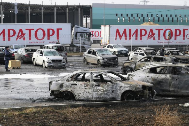 Сгоревшие автомобили на парковке у дистрибьюторского центра «Мираторг» в Домодедово
