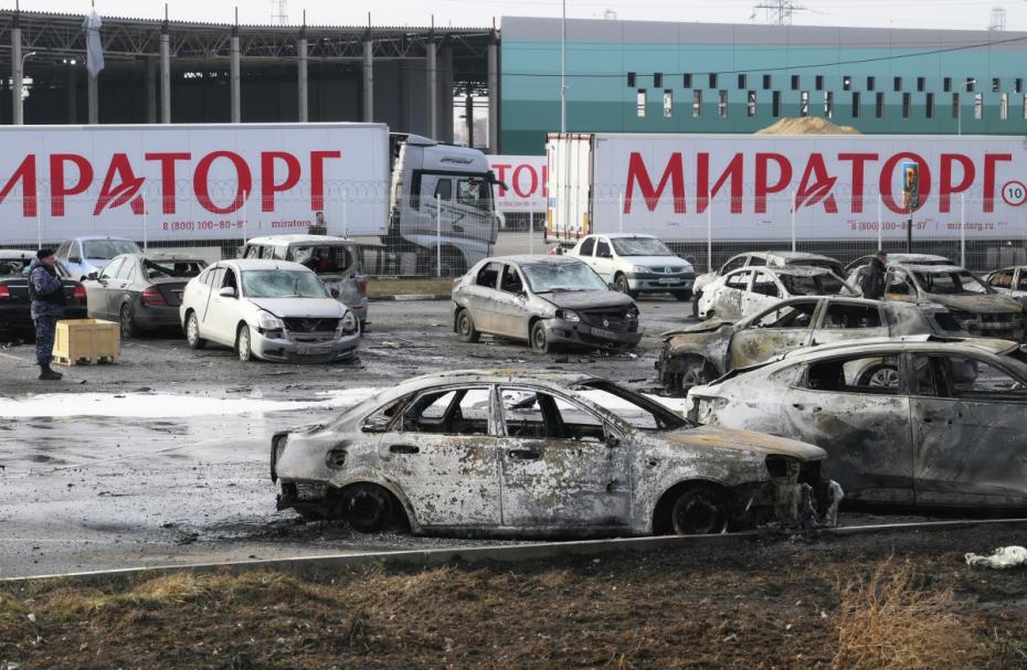 Сгоревшие автомобили на парковке у дистрибьюторского центра «Мираторг» в Домодедово