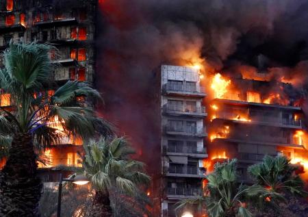 Названо число жертв в охваченной огнем многоэтажке в Валенсии