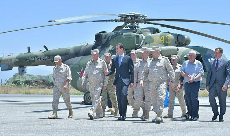 Президент Сирии Башар Асад с российскими военными на авиабазе Хмеймим