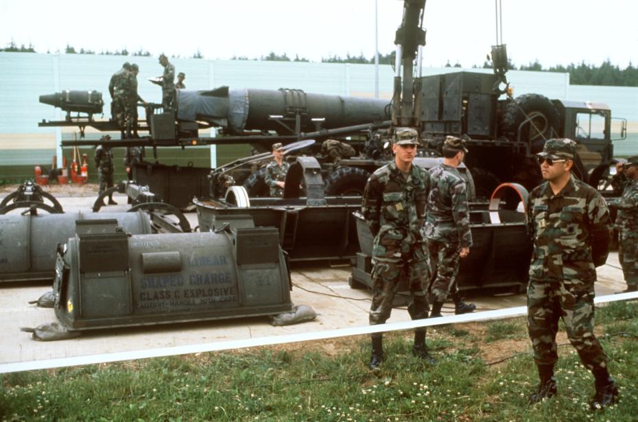 Американские солдаты перед ракетой Pershing II.