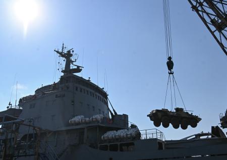 Российский десантный корабль доставил боевую технику в украинский порт
