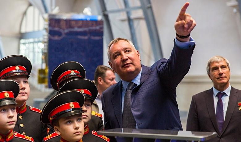 Дмитрий Рогозин (в центре)