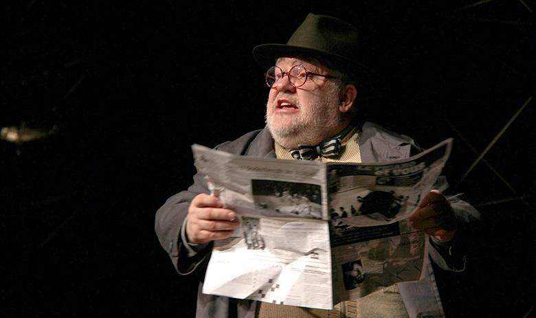 Андрей Шарков в спектакле «Встречайте, мы уходим»