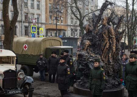 В Петербурге установили памятник блокадным медикам