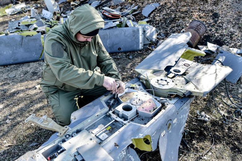Российский специалист разбирает упавшую англо-французскую ракету Storm Shadow