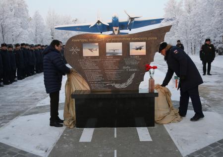 Памятник погибшим в мирное время военным лётчикам открыли в Заполярье