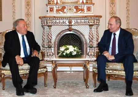 Путин встретился с первым президентом Казахстана