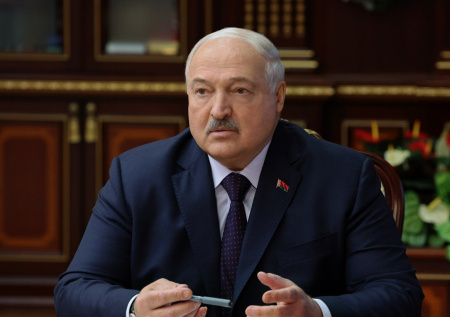 Лукашенко объяснил, зачем нарубил дров в Петербурге