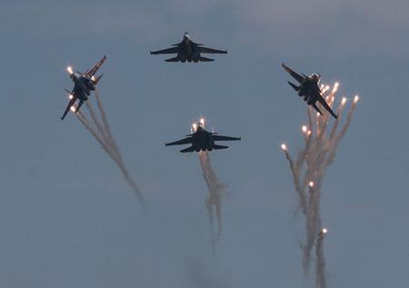 «Русские Витязи» показали новую фигуру высшего пилотажа