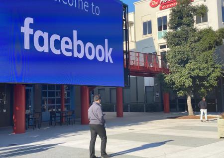 Facebook не стал комментировать информацию о якобы поддержке РФ Сандерса 