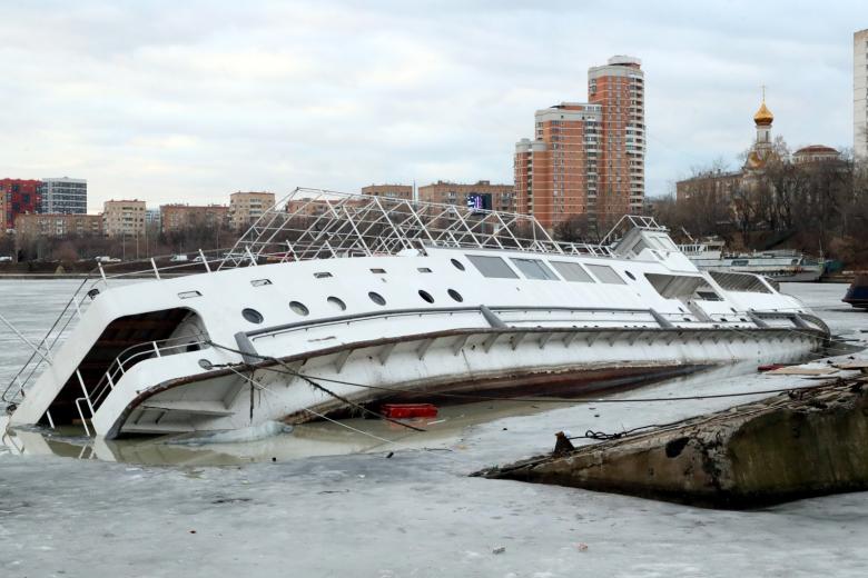 Частично затонувшее пассажирское судно у причала в Кожуховском затоне Москвы-реки