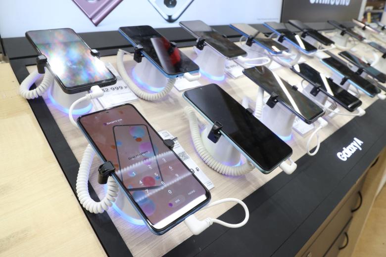 Продажа телефонов и смартфонов в торговом зале магазина бытовой техники и электроники